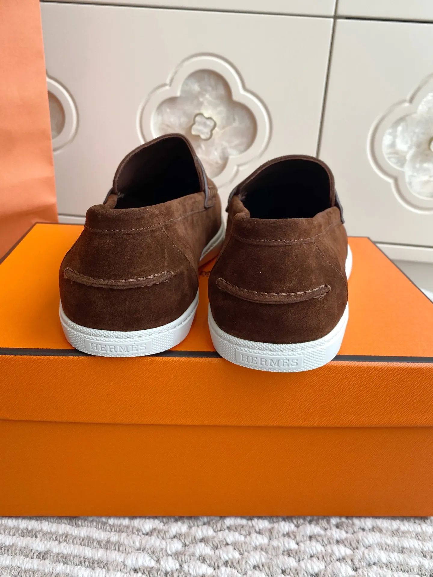 p560✨Hermes Couple Loafers｜Walking in the urban high-end, easily wearing Hermès temperament✨Who says luxury and comfort can’t have both?  This pair of H’s classic loafers really does it!  ▪️"Customized imported Yangjing fabric" is soft and delicate ▪️"Full sheepskin lining" + "soft-soled shoes" design. Your feet will be healed the moment you put them on~ It's like stepping on clouds☁️You won't feel tired after walking all day!  The iconic "H" buckle is low-key and luxurious. It is matched with a rubber outsole. It is lightweight and stylish. Whether you are commuting or shopping, you can easily achieve casual urban style🏙 Can be worn by couples. Full range of sizes, girls 35-41 | boys 39-45. Wear them together when going out. Sweet and high-end💑 Original mold opening. Details are in place. Those who understand will be attracted at a glance ️❤️ #Hermès loafers #coupleshoes #lightweight and versatile shoes
